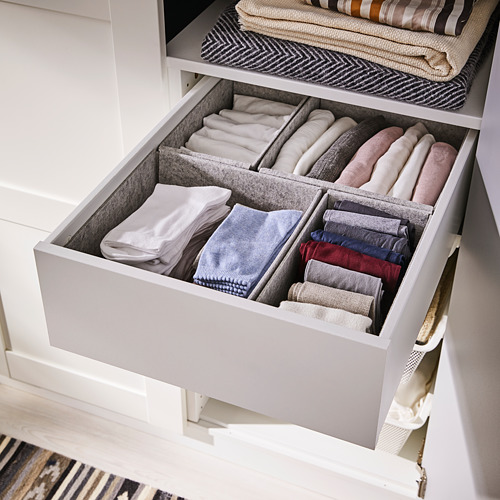Cajón KOMPLEMENT con cajas de fieltro gris que organizan calcetines y ropa interior cuidadosamente doblados.