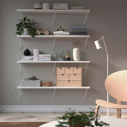 La estantería de pared blanca BERGSHULT contiene libros, jarrones y plantas. El diseño moderno y minimalista complementa otras decoraciones.
