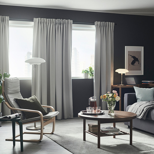 Sala de estar moderna con cortinas MAJGULL gris oscuro, muebles minimalistas y mucha luz natural.