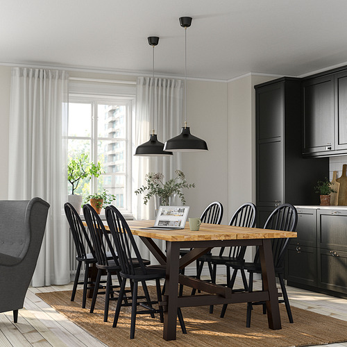 Comedor moderno con sillas SKOGSTA, mesa de madera, lámparas colgantes y una gran ventana.
