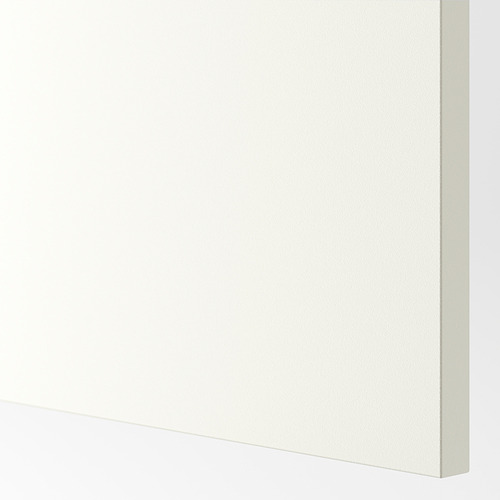 Primer plano de la puerta del armario VALLSTENA blanca, acabado liso, estado prístino.