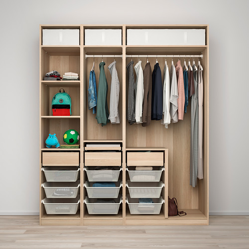 Armario infantil de madera con ropa, juguetes y cajones para organizar los artículos.