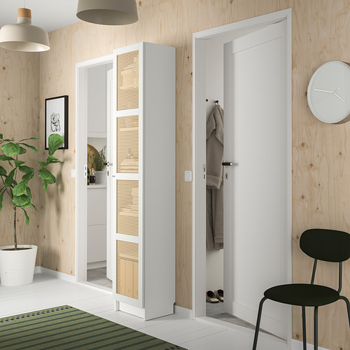 Entrada moderna con estantería BILLY blanca, puertas de bambú, silla negra, planta y percheros.