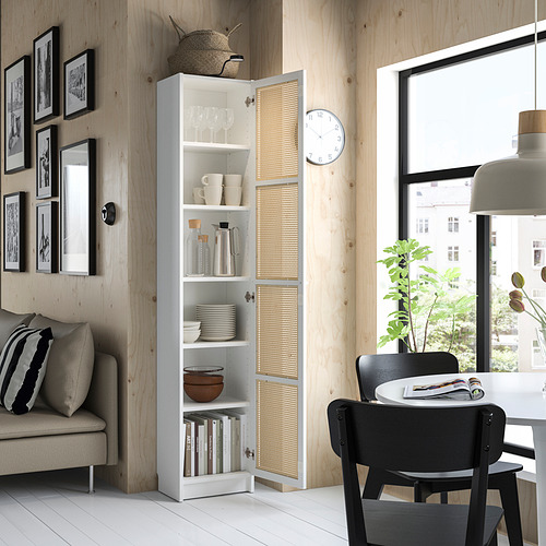 Moderno living comedor con librería BILLY blanca, puertas de bambú, sillas negras, sofá gris, decoración natural por gran ventanal.