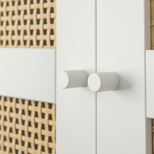 Una puerta de librería blanca BILLY con panel de bambú tejido.