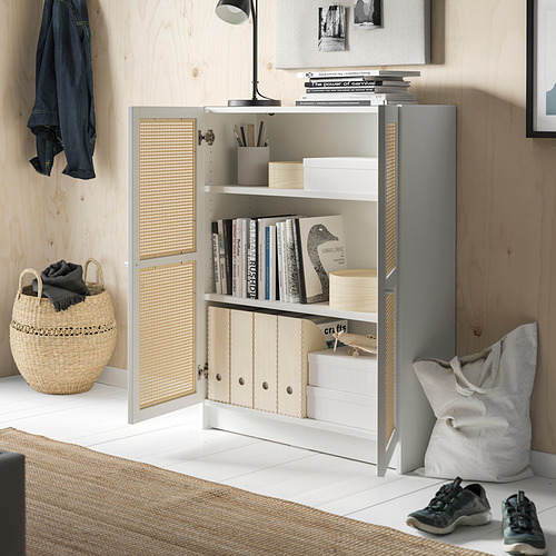 Acogedora habitación con estantería blanca BILLY, puertas de bambú y decoración natural.