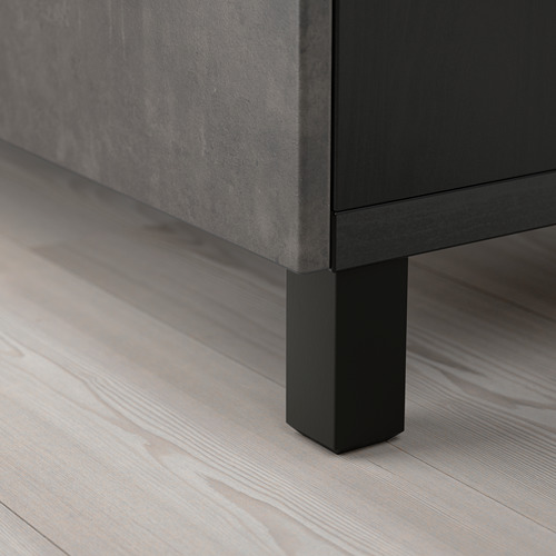 Muebles modernos negros sobre suelo de madera clara. Patas robustas y diseño elegante.