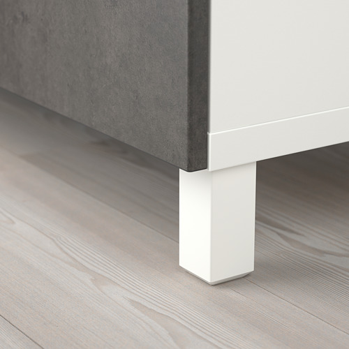 Pata de mueble limpia y moderna, que muestra un robusto soporte blanco debajo del piso de madera clara.