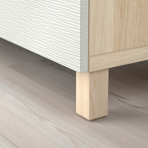 Muebles de madera de color claro con patas cuadradas sobre suelo de madera clara.