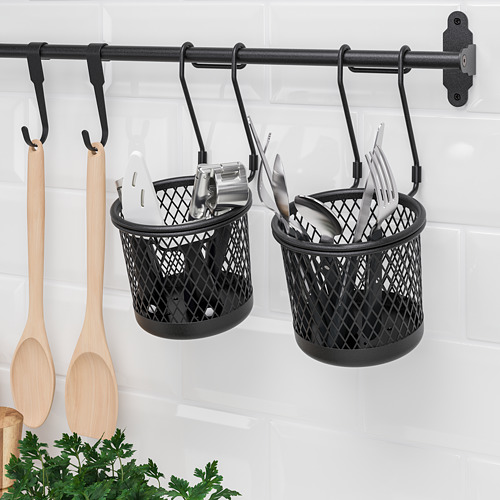 Cestas de cocina colgantes negras con utensilios. Forma parte de la serie HULTARP para la organización del espacio de trabajo.