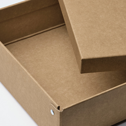 Caja de cartón marrón abierta, cuidadosamente doblada.