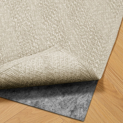Alfombra beige texturizada con almohadilla negra antideslizante, apta para uso interior/exterior.