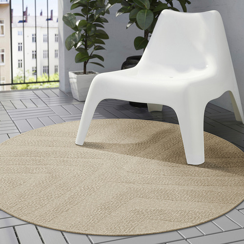 Alfombra de exterior FULLMAKT: silla blanca sobre alfombra fina y redonda de color beige. Perfecto para balcón o patio. Fácil de limpiar y resistente a la intemperie.