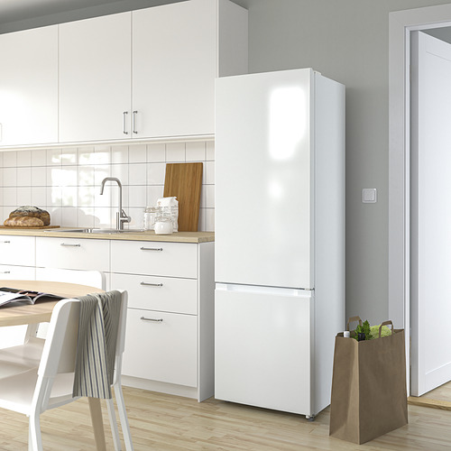 Cocina moderna con gran nevera/congelador LAGAN y encimera de madera.