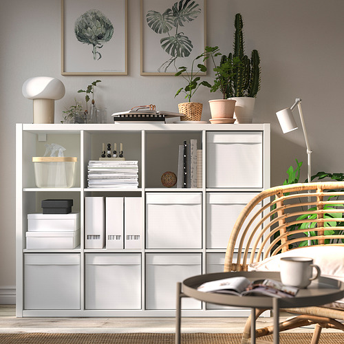 Unidad de almacenamiento modular DRÖNA en colores neutros, que se adapta bien a las estanterías, sostiene varios artículos de manera eficiente.
