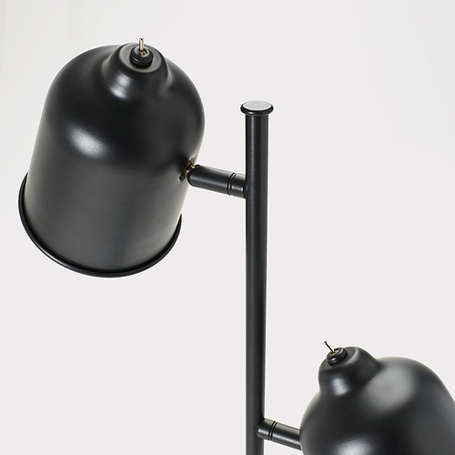 Lámpara de pie moderna de color negro con dos pantallas redondeadas orientables. Diseño elegante, acabado de alta calidad.