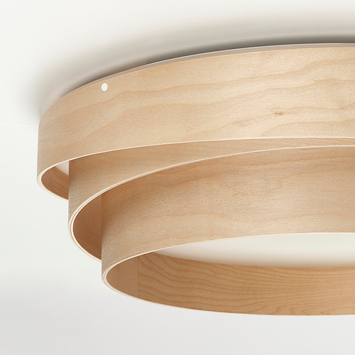 Moderna lámpara circular de techo de madera con luz difusora a través de espacios entre capas de madera.