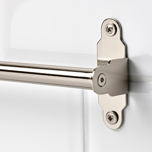 Varilla metálica cromada fijada de forma segura con dos tornillos y soportes, diseñada para colgar accesorios.