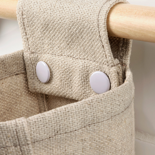 Primer plano de la cesta de almacenamiento de fibra natural con un poste de madera resistente y una tela duradera.
