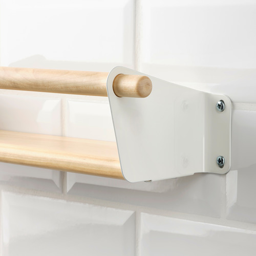 Estante de pared moderno con riel de madera, fijado de forma segura a una pared blanca limpia. Los materiales de alta calidad y el diseño elegante garantizan durabilidad y organización.