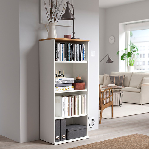 Estantería blanca SKRUVBY, estantes ajustables con libros y decoración, tapa de madera, estilo tradicional, se adapta al espacio habitable minimalista.