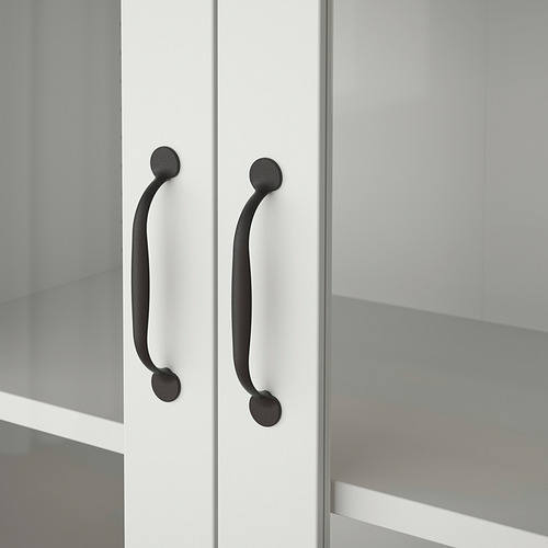 Gabinete blanco devastado con dos manijas negras; Diseño elegante y moderno.