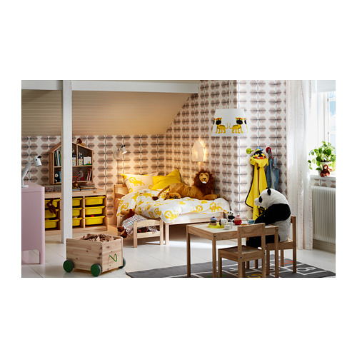 Habitación para niños con cama SNIGLAR amarilla y blanca, decoración y juguetes.