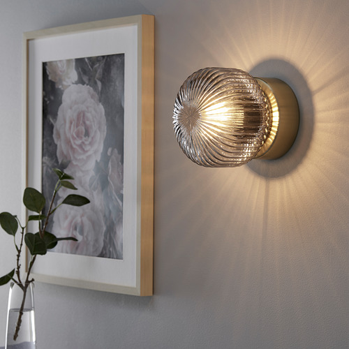 La lámpara de latón montada en la pared con pantalla de vidrio transparente emite una luz suave y cálida. Bombilla no incluida.