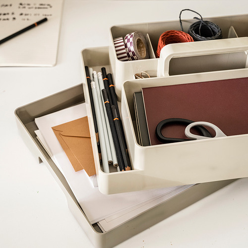 KUGGIS: organizador de escritorio blanco con múltiples compartimentos para objetos pequeños, se adapta a la computadora portátil o papeles, hecho de plástico pet reciclado.