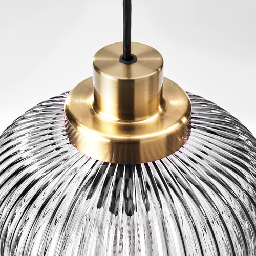Una moderna lámpara colgante que muestra una pantalla de vidrio gris texturizado con un elegante soporte de metal de color dorado.