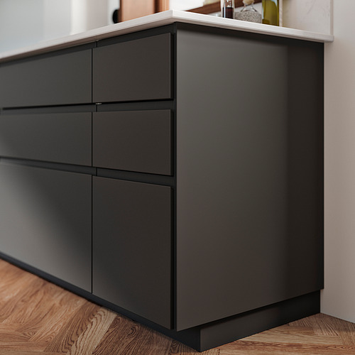 Cómoda FÖRBÄTTRA negra, hecha de aglomerado con borde de plástico, cuatro cajones, diseño moderno y elegante.