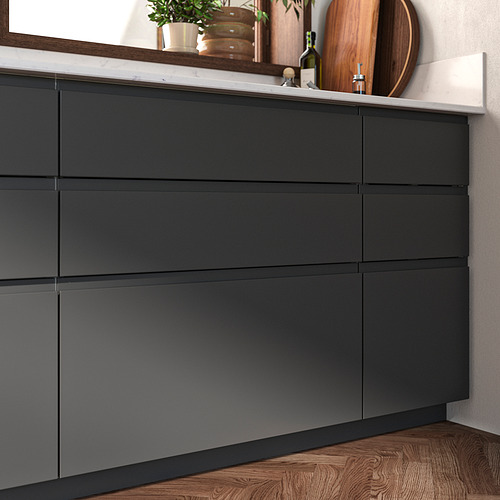 Armarios de cocina modernos de color gris oscuro, elegantes y minimalistas con acabado mate y líneas limpias.