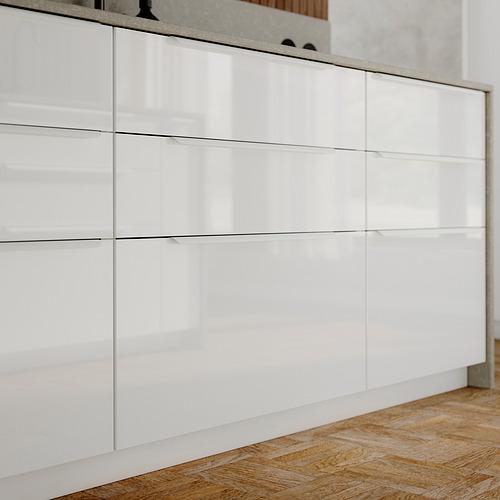 Modernos armarios de cocina blancos de alto brillo con líneas rectas y elegantes.