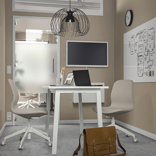 Pequeña mesa de conferencias blanca con un diseño elegante, combinada con dos sillas gris claro, ideal para espacios de reunión compactos.