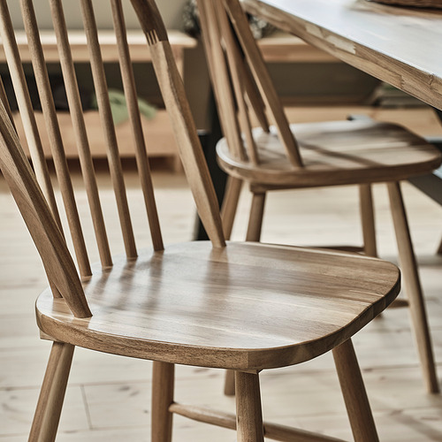 Sillas SKOGSTA: marrón claro, madera, respaldo arqueado, diseño de huso. Delgado, se adapta bien a los espacios.
