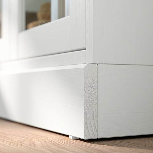 Mueble de pino HAVSTA blanco con puertas de cristal y cierre suave.