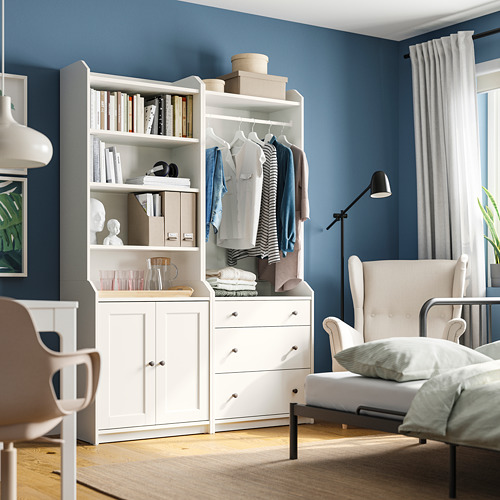 Dormitorio moderno con trastero blanco HAUGA, paredes azules, muebles blancos, suelo de madera.