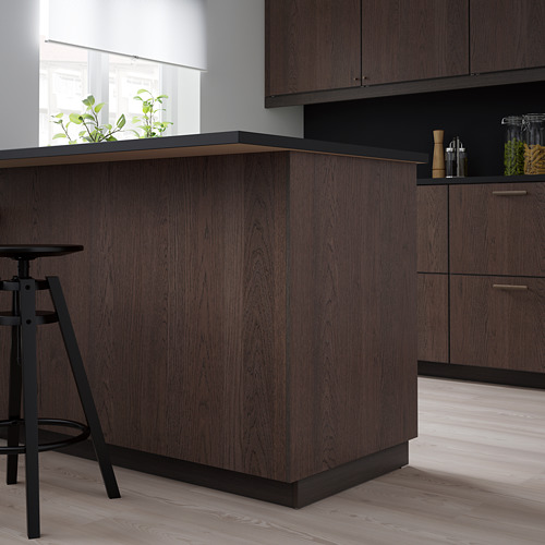Cocina moderna con gabinetes SINARP de madera oscura, elegante taburete de bar y planta pequeña.
