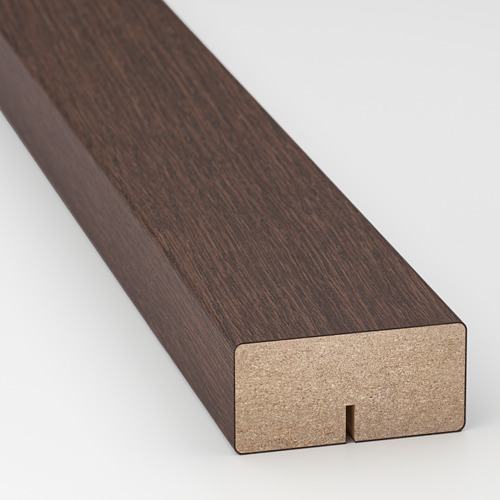 Moldura de cocina de madera oscura con borde elegante y pulido, que muestra artesanía de alta calidad.