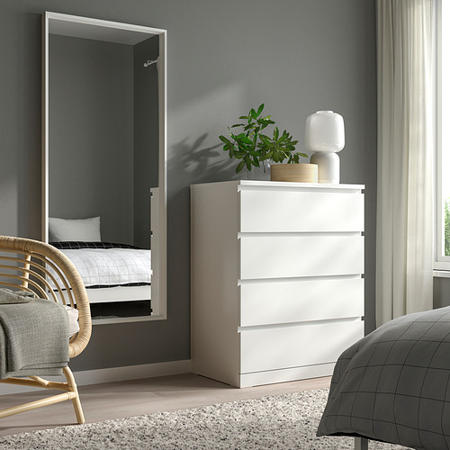 Dormitorio moderno con tocador blanco NISSEDAL y espejo. Tocador rematado con planta y lámpara, espejo espejo de cama.
