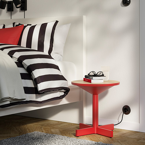 Mesita de noche GRIMSARBO roja con tapa de madera y patas metálicas, ideal para espacios reducidos.