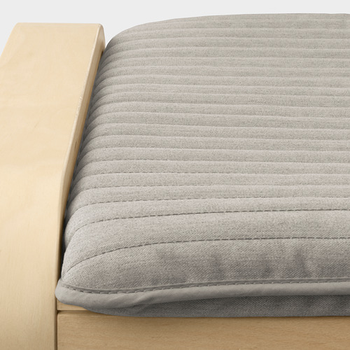 Reposapiés moderno, madera clara, cojín gris.