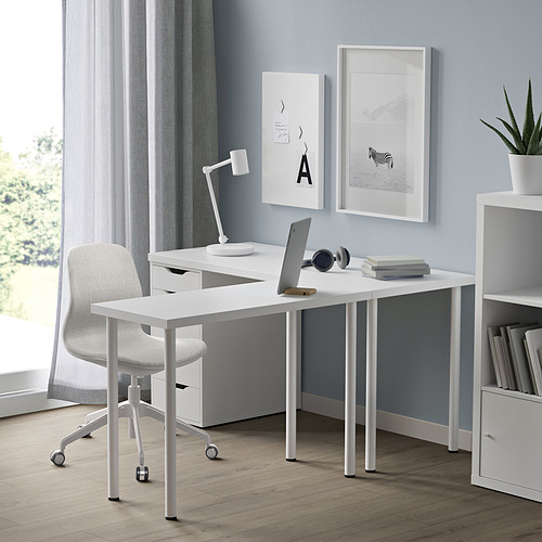 Moderno escritorio LINNMON blanco con silla, computadora portátil y láminas de arte. El diseño minimalista se adapta a espacios pequeños.