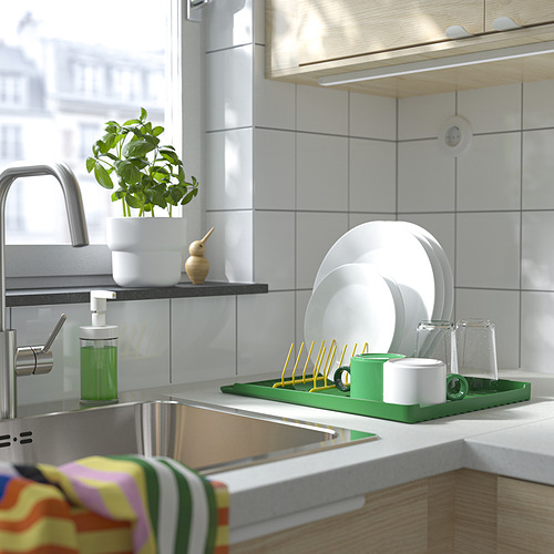 Fregadero de cocina moderno con escurridor de platos RINNIG y suministros.