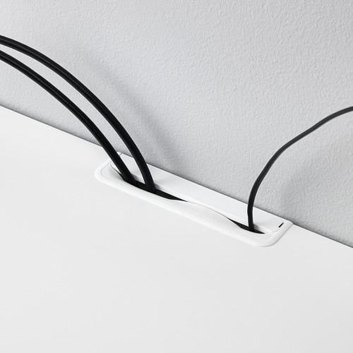 Banco de TV blanco con sistema de gestión de cables incorporado, con una ranura delgada para ocultar los cables de manera ordenada a lo largo de la parte posterior.