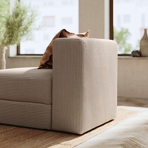 Moderno sofá modular esquinero beige con cojines, textura suave y líneas limpias. Perfecto para la comodidad y el estilo.
