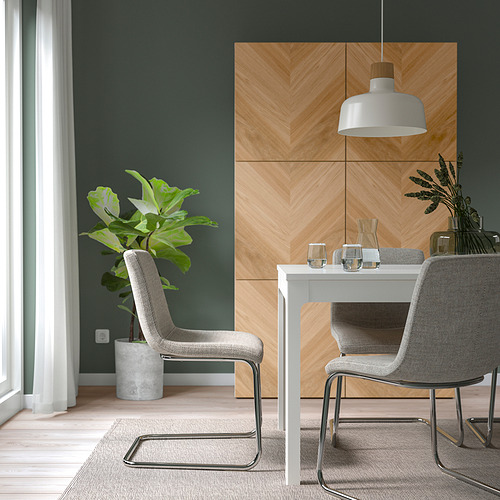 Comedor moderno con silla LUSTEBO, diseño en voladizo, asiento acolchado, junto a la mesa, planta de interior y ventana llena de luz.