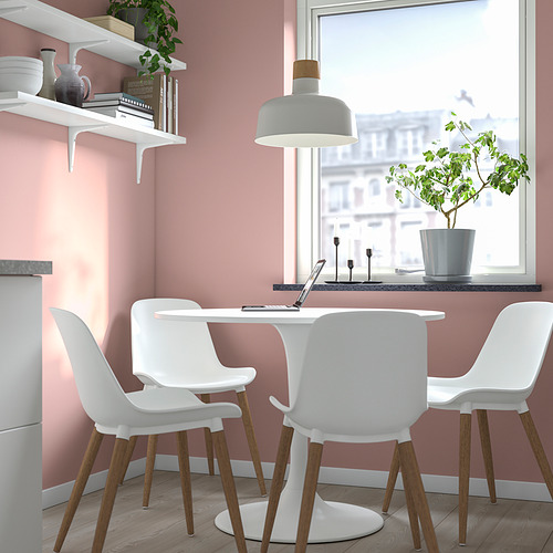 Moderno comedor con 4 sillas DOCKSTA alrededor de una pequeña mesa blanca, patas de madera, diseño elegante, ventana grande y lámpara colgante.