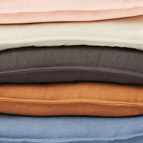 Pila de telas dobladas en varios colores; De arriba a abajo: rosa claro, crema, gris oscuro, naranja, azul.