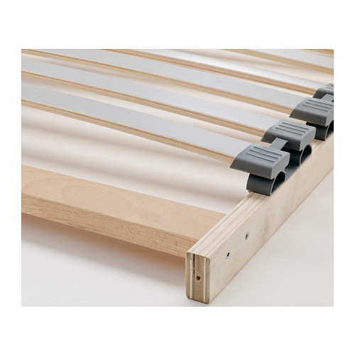 Primer plano de una estructura de cama de madera robusta y de alta calidad con un elegante diseño de listones y herrajes duraderos.